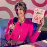 Juliette Tresanini Instagram - Si “Orgasmiq” était diffusé dans les années 80, j’aurais le même micro que Michel Drucker , on ne parlerait pas du clitoris , ni de consentement, ni d’endométriose, ni de deconstruction, ni de la libération de la parole des femmes. L’écart d’âge entre l’homme plus âgé et la femme beaucoup plus jeune ne serait pas un problème, les rapports sexuels seraient phallocentrés et on parlerait encore de “préliminaires” , et certainement pas de désir féminin et encore moins de plaisir prostatique 😉! En fait, cette émission n’existerait même pas et nous serions à la place obligées de regarder le “Collaro show” avec des femmes qui se trémoussent les seins à l’air 😉 alors , c’était mieux avant 😉🤣? À demain 21 h sur @lachaineteva