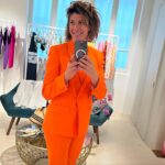 Juliette Tresanini Instagram - Samedi 21h je vous donne rendez-vous sur @lachaineteva pour une émission spéciale “les hommes après me too”, pour l’occasion, on leur a laissé le plateau, on allait pas non plus les “womansplainer”😉 👩‍🦰: @yorendelola 💋: @cassandremakeup Stylisme : @mailan_stylist Veste 🍊: @pallasparis