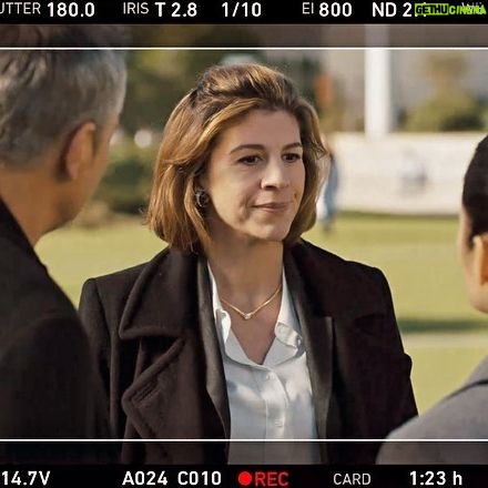 Juliette Tresanini Instagram - Bonjour, Séverine Chabriac, Présidente Directrice Générale de Plantes lab et Forme #tournage #simoncoleman #francetv Personne n’a malheureusement gagné la boîte de trombones mais je la remettrai en jeu promis 😉 📸 : @celine_attard_bartholin_ Un grand merci @sandra___perrin pour sa fidélité