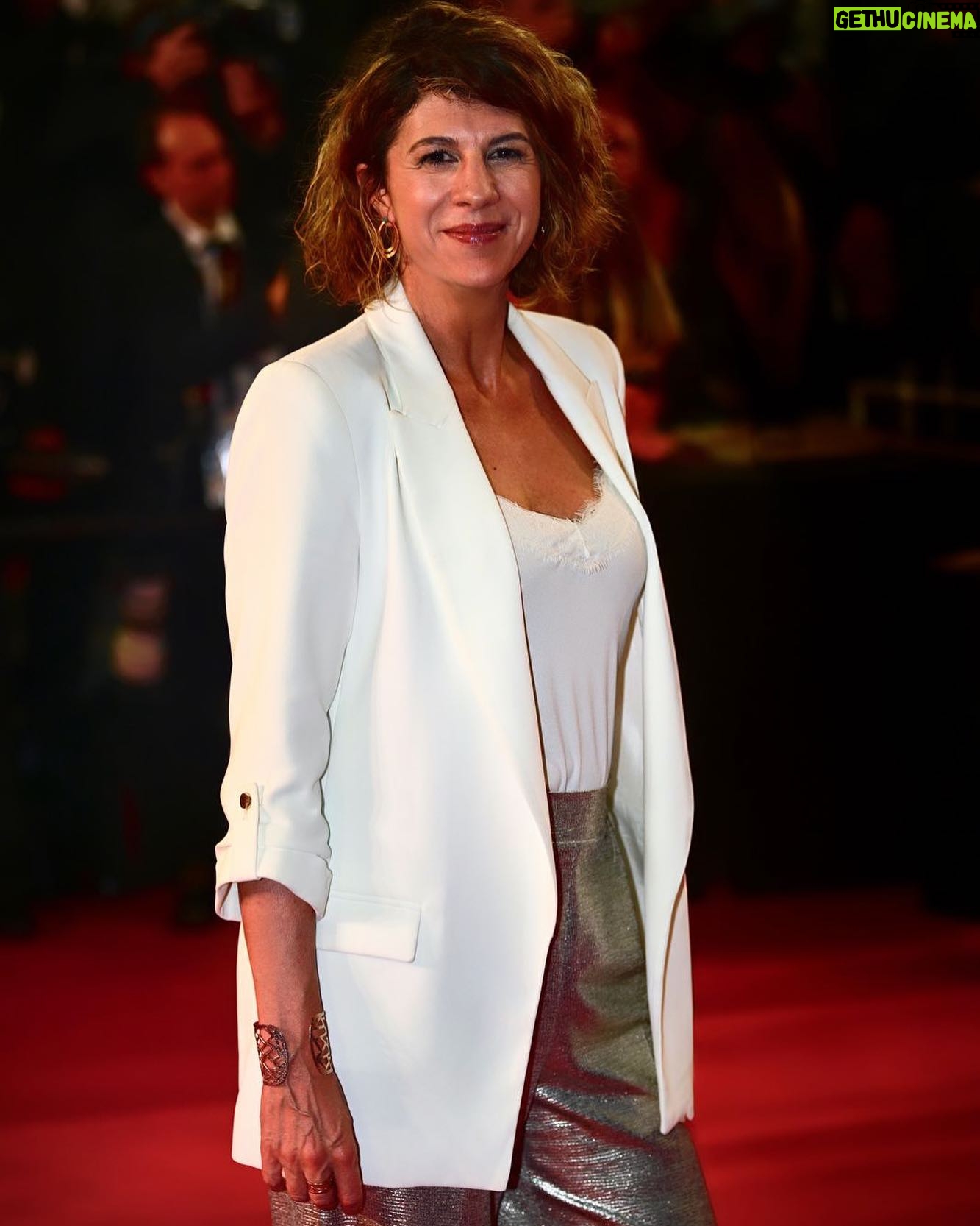 Juliette Tresanini Instagram - Cette dernière montée des marches était particulièrement satisfaisante (j’y ai rencontré une personne avec laquelle je compte bien travailler ces 6 prochains mois, elle-même elle sait) comme quoi, la chance sourit à qui sait choisir un pantalon doré … 😉#jamaistropdedoré Merci encore @festivaldecannes et @sylvie_illustre_vip_cannes pour l’invitation 📸: @matthieumunoz 💋 : @saburnet_collection @nellakalouoni