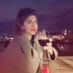Juliette Tresanini Instagram - Chronique du dimanche. J’ai assisté à une scène inédite hier soir! Fascinée par la vue qu’offrait un roof top sur la capitale espagnole, j’écoutais discrètement un groupe d’hommes de 20 ans, français, attablés à côté de moi ! L’un se vantait haut et fort d’avoir « démonté » sa conquête de la veille. Je vous épargne le manque d’élégance avec lequel il décrivait cette nuit passée avec elle, se vantant de lui avoir infligé ci ou ça ! Bref, selon lui, elle avait pris cher et lui avait assuré comme un dieu ! Soudain, un de leur pote, Alex (je lui ai demandé son prénom avant de partir) interrompt la conversation: «  et elle, a-t elle aimé ? Qu’a t’elle fait, elle de son côté ? Va t-elle te rappeler, tu penses ? » laissant silencieux le reste du groupe ! Le gars n’en savoir rien ! Alex venait de casser la dynamique du boys club ! Opposer une narration hégémonique par une autre opinion au sein même d’un groupe d’hommes, je n’y avais jamais assisté ! Cela m’a rempli d’espoir … je sais que des hommes ont envi de se débarrasser des pressions virilistes imposées dans leur groupe d’amis mais là j’étais au cœur de l’action ! « Le monde est une matière molle » disait Virginie Despentes , on a une faculté d’agir sur le monde, sur les comportements de nos pairs, de les faire réfléchir, de les élever humainement . « Me too » aura peut être servi à ça : à faire sortir certains hommes du boys club , changer de narration , écouter et satisfaire le désir de ses partenaires, et repenser les relations de manière plus égalitaires et respectueuses. À la tienne Alex pour ton intervention. Et merci à tous les Alex qui font bouger les lignes … Bon dimanche 😘