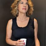 Juliette Tresanini Instagram - Reprise du boulot ! 8h45 sur le plateau d’Orgasmiq Avec mon indispensable café du matin, que si je l’ai pas, je te mords ! Avec le trac, j’ai dormi 4 h mais ça ne se voit pas trop grâce au talent de @yorendelola et @julieau_makeup.n.paint ! Si un jour, je deviens Mariah Carrey, je les prends à temps plein chez moi, à domicile !