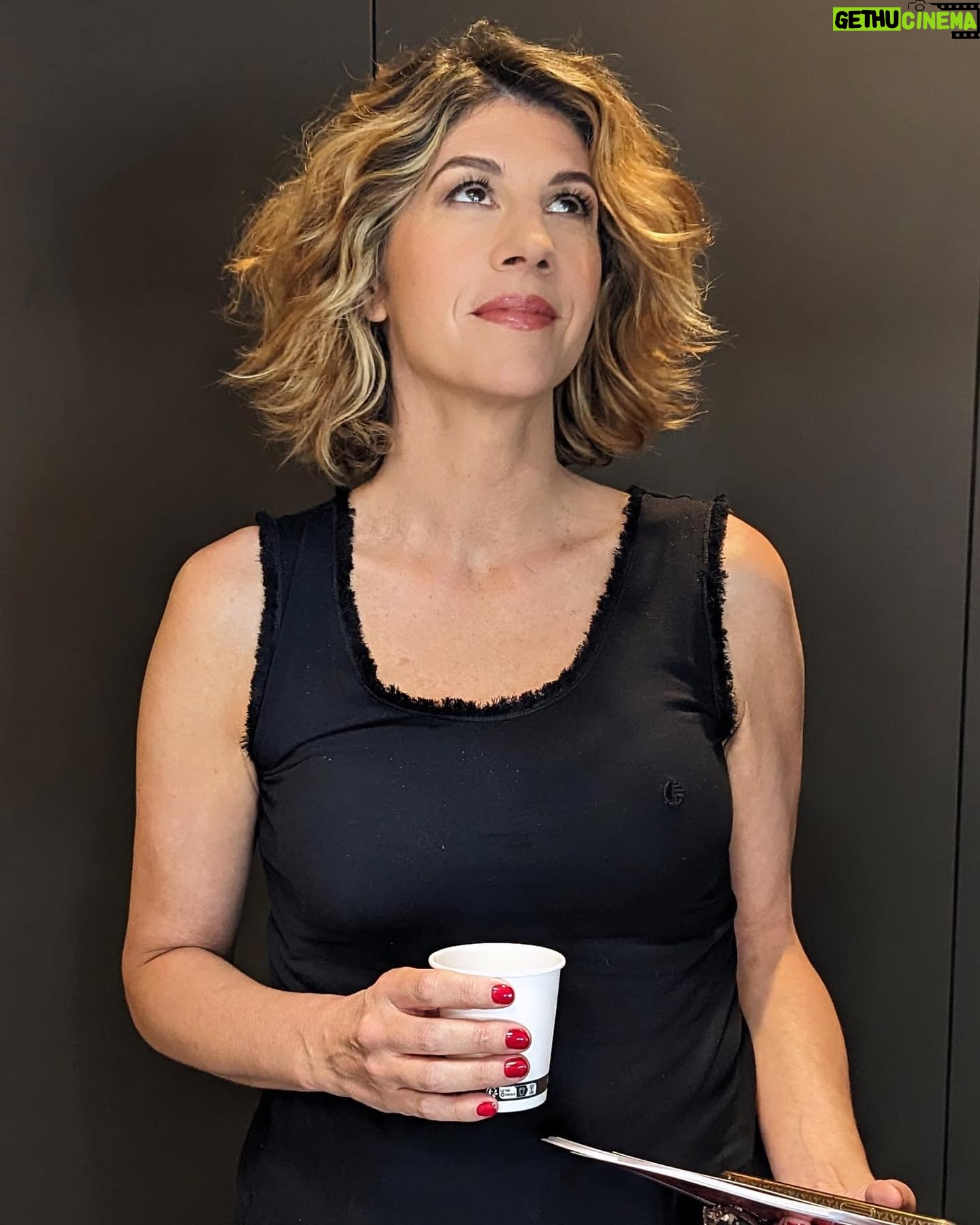 Juliette Tresanini Instagram - Reprise du boulot ! 8h45 sur le plateau d’Orgasmiq Avec mon indispensable café du matin, que si je l’ai pas, je te mords ! Avec le trac, j’ai dormi 4 h mais ça ne se voit pas trop grâce au talent de @yorendelola et @julieau_makeup.n.paint ! Si un jour, je deviens Mariah Carrey, je les prends à temps plein chez moi, à domicile !