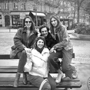 Juliette Tresanini Instagram - À m’asseoir sur un banc, cinq minutes, avec eux #amitié #dejeunerenpaix #retrouvailles