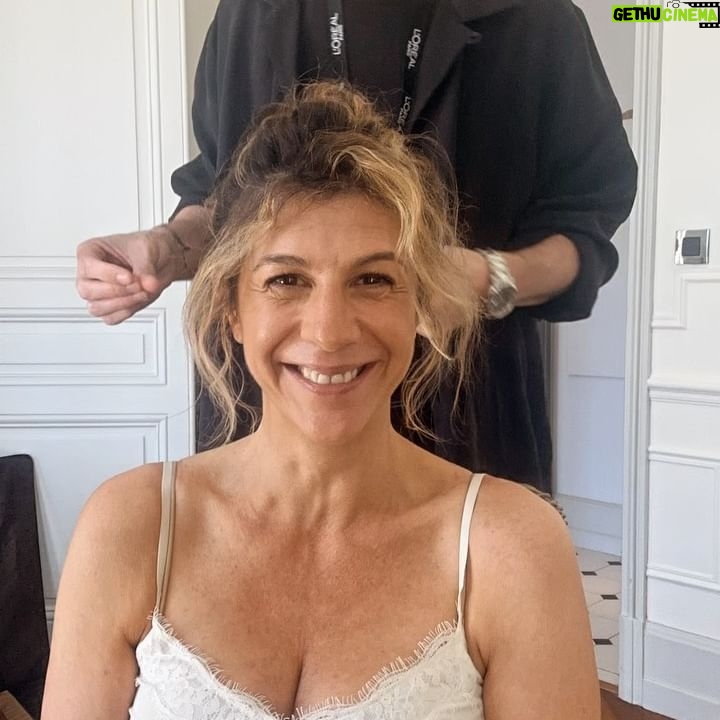 Juliette Tresanini Instagram - Premier jour à Cannes, ressenti une semaine ! Les pauses n’existent pas, mes meilleurs compagnons de route: une bonne paire de baskets et une bouteille d’eau (quelques Dolipranes parce que… voilà quoi ) . Je vous parlerai des films chanmés que j’ai vu et des rencontres folles aussi mais avant tout , je tenais à remercier @sylvie_illustre_vip_cannes pour cette invitation magique, ainsi que @maisonrochel que j’ai choisi pour ses tenues si originales et élégantes . Les pièces sont somptueuses , je vous recommande Dana, cette fée de la dentelle qui fait de moi une version instagramable et glamour 😉 Voilà pour le premier jour de ce festival de fou … à demain pour de nouvelles aventures … Merci @morganejackson.makeup.cannes @julien.g.hair pour la mise en beauté , @xbengarnierx que les gens prennent souvent pour Gael Garcia Bernal , merci @brutofficiel pour la meilleure soirée de la Croisette ainsi que @arianderson8685 tout ça n’aurait pas la même saveur (toi-même tu sais)