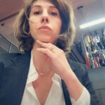 Juliette Tresanini Instagram - Ça part en nouveau rôle: donnez-moi un nom et un métier ! Le gagnant remportera, allez c’est jour de fête, une boîte de trombone 🍾🍾🍾 Merci @lucie.saintclair et ma @alexandrafidji d’avoir trouvé ma coupe et ma couleur, le changement est en marche 😉 🙏 @isabrulier