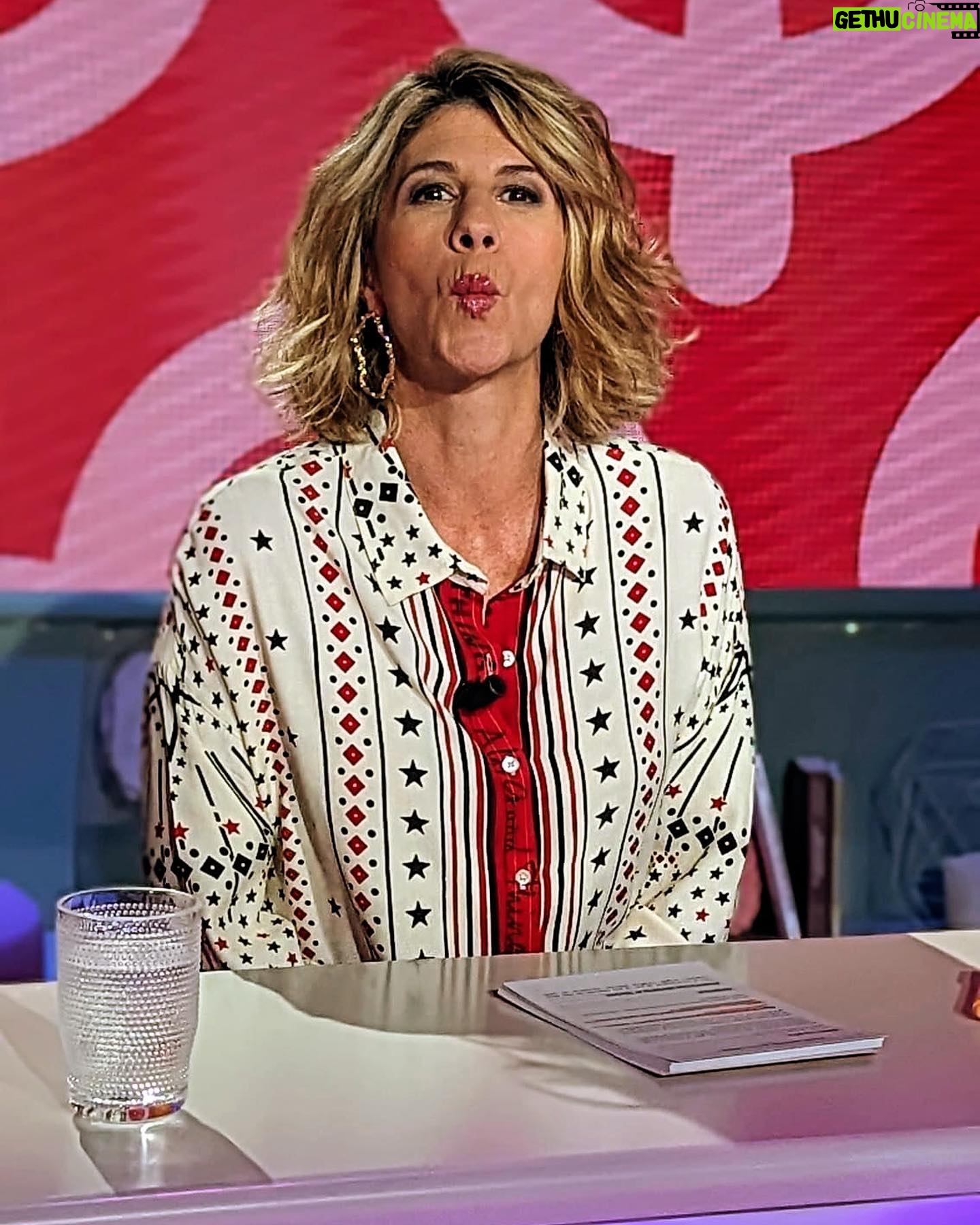 Juliette Tresanini Instagram - Tranquille, posée, relax (en apparence) avant le prime de ce soir @lachaineteva Merci aux équipes qui rendent cette émotion stylée et passionnante et merci à vous pour votre fidélité , c’est grâce aux audiences que l’émission est diffusée le samedi à 21h😉 ! 👔 : @mktstudio 👗 mailan_stylist 💄 @julieau_makeup.n.paint 💇♂️ : @yorendelola 👏 @charline.sagefemme @orgasme_et_moi Merci @3eoeilprod @elsadelula @oliviaassas @alexandra_heyne #catherineshoffer