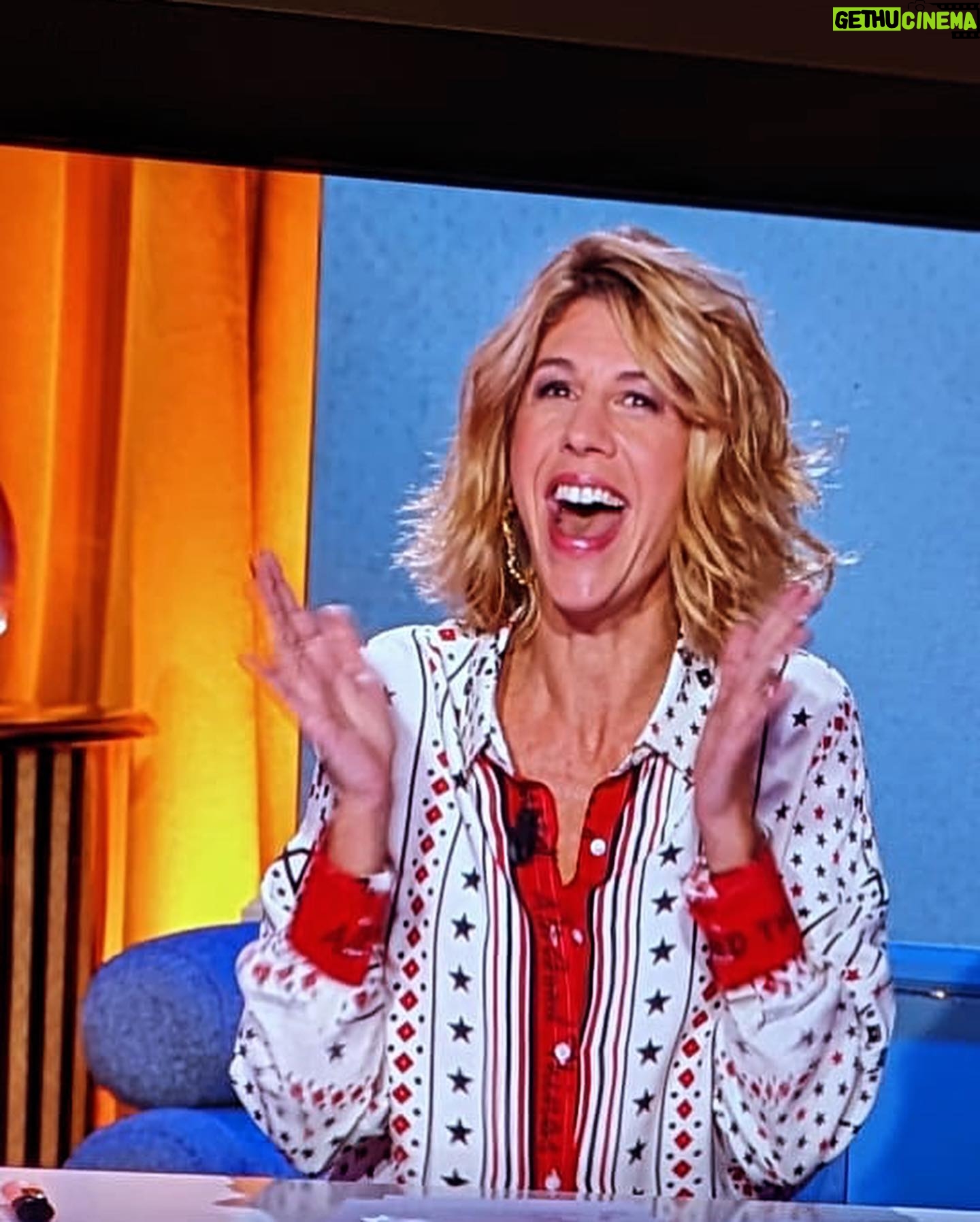 Juliette Tresanini Instagram - Tranquille, posée, relax (en apparence) avant le prime de ce soir @lachaineteva Merci aux équipes qui rendent cette émotion stylée et passionnante et merci à vous pour votre fidélité , c’est grâce aux audiences que l’émission est diffusée le samedi à 21h😉 ! 👔 : @mktstudio 👗 mailan_stylist 💄 @julieau_makeup.n.paint 💇♂️ : @yorendelola 👏 @charline.sagefemme @orgasme_et_moi Merci @3eoeilprod @elsadelula @oliviaassas @alexandra_heyne #catherineshoffer