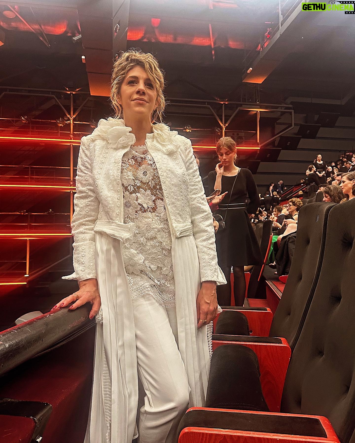 Juliette Tresanini Instagram - Premier jour à Cannes, ressenti une semaine ! Les pauses n’existent pas, mes meilleurs compagnons de route: une bonne paire de baskets et une bouteille d’eau (quelques Dolipranes parce que… voilà quoi ) . Je vous parlerai des films chanmés que j’ai vu et des rencontres folles aussi mais avant tout , je tenais à remercier @sylvie_illustre_vip_cannes pour cette invitation magique, ainsi que @maisonrochel que j’ai choisi pour ses tenues si originales et élégantes . Les pièces sont somptueuses , je vous recommande Dana, cette fée de la dentelle qui fait de moi une version instagramable et glamour 😉 Voilà pour le premier jour de ce festival de fou … à demain pour de nouvelles aventures … Merci @morganejackson.makeup.cannes @julien.g.hair pour la mise en beauté , @xbengarnierx que les gens prennent souvent pour Gael Garcia Bernal , merci @brutofficiel pour la meilleure soirée de la Croisette ainsi que @arianderson8685 tout ça n’aurait pas la même saveur (toi-même tu sais)