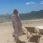 Juliette Tresanini Instagram – Premier jour à Cannes, ressenti une semaine ! Les pauses n’existent pas, mes meilleurs compagnons de route: une bonne paire de baskets et une bouteille d’eau (quelques Dolipranes parce que… voilà quoi ) . Je vous parlerai des films chanmés que j’ai vu et des rencontres folles aussi mais avant tout , je tenais à  remercier @sylvie_illustre_vip_cannes pour cette invitation magique, ainsi que @maisonrochel  que j’ai choisi pour ses tenues si originales et élégantes . Les pièces sont somptueuses , je vous recommande Dana, cette fée de la dentelle qui fait de moi une version instagramable et glamour 😉 
Voilà pour le premier jour de ce festival de fou … à demain pour de nouvelles aventures … 
Merci @morganejackson.makeup.cannes @julien.g.hair pour la mise en beauté , @xbengarnierx que les gens prennent souvent pour Gael Garcia Bernal , merci @brutofficiel  pour la meilleure soirée de la Croisette ainsi que @arianderson8685 tout ça n’aurait pas la même saveur (toi-même tu sais)