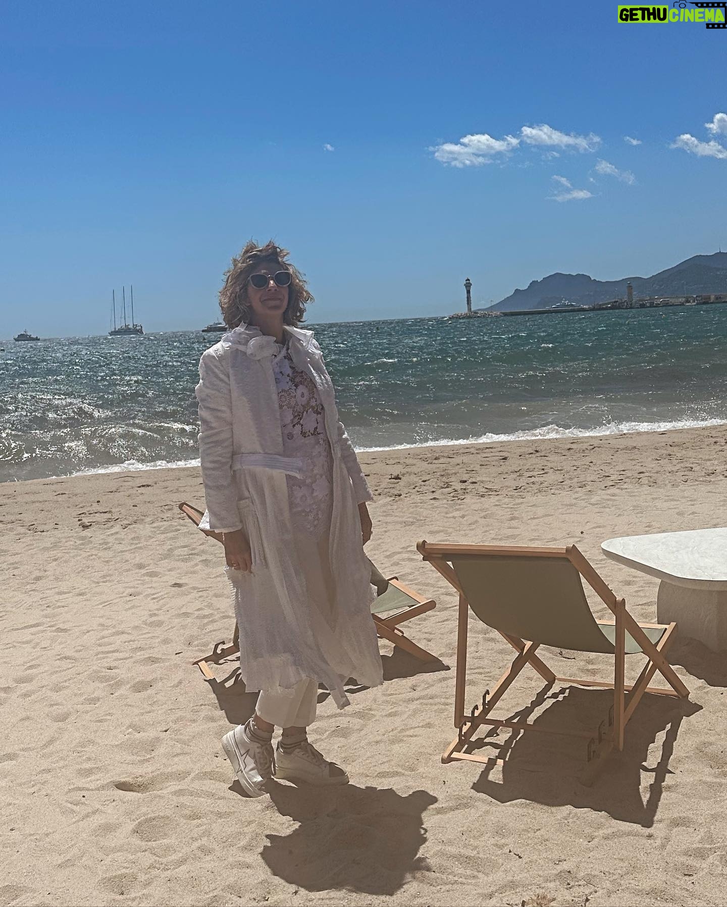 Juliette Tresanini Instagram - Premier jour à Cannes, ressenti une semaine ! Les pauses n’existent pas, mes meilleurs compagnons de route: une bonne paire de baskets et une bouteille d’eau (quelques Dolipranes parce que… voilà quoi ) . Je vous parlerai des films chanmés que j’ai vu et des rencontres folles aussi mais avant tout , je tenais à remercier @sylvie_illustre_vip_cannes pour cette invitation magique, ainsi que @maisonrochel que j’ai choisi pour ses tenues si originales et élégantes . Les pièces sont somptueuses , je vous recommande Dana, cette fée de la dentelle qui fait de moi une version instagramable et glamour 😉 Voilà pour le premier jour de ce festival de fou … à demain pour de nouvelles aventures … Merci @morganejackson.makeup.cannes @julien.g.hair pour la mise en beauté , @xbengarnierx que les gens prennent souvent pour Gael Garcia Bernal , merci @brutofficiel pour la meilleure soirée de la Croisette ainsi que @arianderson8685 tout ça n’aurait pas la même saveur (toi-même tu sais)