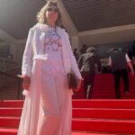 Juliette Tresanini Instagram – Premier jour à Cannes, ressenti une semaine ! Les pauses n’existent pas, mes meilleurs compagnons de route: une bonne paire de baskets et une bouteille d’eau (quelques Dolipranes parce que… voilà quoi ) . Je vous parlerai des films chanmés que j’ai vu et des rencontres folles aussi mais avant tout , je tenais à  remercier @sylvie_illustre_vip_cannes pour cette invitation magique, ainsi que @maisonrochel  que j’ai choisi pour ses tenues si originales et élégantes . Les pièces sont somptueuses , je vous recommande Dana, cette fée de la dentelle qui fait de moi une version instagramable et glamour 😉 
Voilà pour le premier jour de ce festival de fou … à demain pour de nouvelles aventures … 
Merci @morganejackson.makeup.cannes @julien.g.hair pour la mise en beauté , @xbengarnierx que les gens prennent souvent pour Gael Garcia Bernal , merci @brutofficiel  pour la meilleure soirée de la Croisette ainsi que @arianderson8685 tout ça n’aurait pas la même saveur (toi-même tu sais)