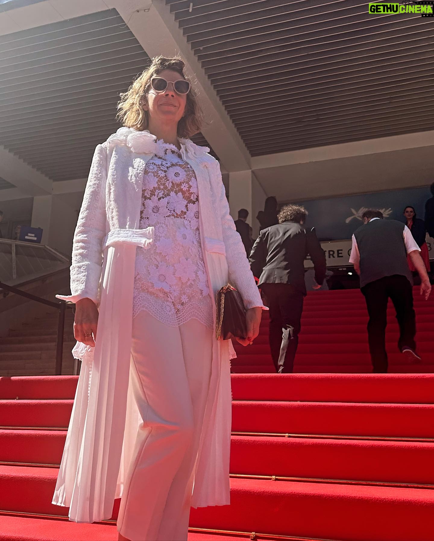 Juliette Tresanini Instagram - Premier jour à Cannes, ressenti une semaine ! Les pauses n’existent pas, mes meilleurs compagnons de route: une bonne paire de baskets et une bouteille d’eau (quelques Dolipranes parce que… voilà quoi ) . Je vous parlerai des films chanmés que j’ai vu et des rencontres folles aussi mais avant tout , je tenais à remercier @sylvie_illustre_vip_cannes pour cette invitation magique, ainsi que @maisonrochel que j’ai choisi pour ses tenues si originales et élégantes . Les pièces sont somptueuses , je vous recommande Dana, cette fée de la dentelle qui fait de moi une version instagramable et glamour 😉 Voilà pour le premier jour de ce festival de fou … à demain pour de nouvelles aventures … Merci @morganejackson.makeup.cannes @julien.g.hair pour la mise en beauté , @xbengarnierx que les gens prennent souvent pour Gael Garcia Bernal , merci @brutofficiel pour la meilleure soirée de la Croisette ainsi que @arianderson8685 tout ça n’aurait pas la même saveur (toi-même tu sais)