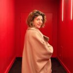 Juliette Tresanini Instagram - Il n y’a rien que j’aime le plus au monde que ces quelques minutes de flottement après une séance de cinéma. L’esprit encore engourdi, les yeux souvent plein de larmes, la mine toujours réjouie, pensive, ailleurs encore happée par l’histoire que je viens de vivre par procuration, un voyage intérieur vibrant la plupart du temps … ma vie aurait été bien fade sans les Frères Lumiere , sans Alice Guy, sans tous ces cinéastes qui m’emportent loin de mon quotidien… je pourrais passer ma vie dans ces salles obscures avec un plaisir infini . Ici, à la sortie de Daaaali, et demain , qu’est ce qu’on va voir demain ? Je vous souhaite encore beaucoup de films à découvrir, beaucoup d’émotions à ressentir, beaucoup d’histoires à découvrir, beaucoup de voyages artistiques qui nous éloignent de la routine de la vie …. 📸: @paul_._lapierre