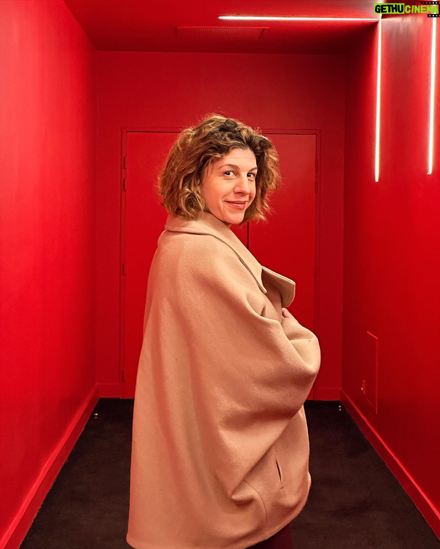 Juliette Tresanini Instagram - Il n y’a rien que j’aime le plus au monde que ces quelques minutes de flottement après une séance de cinéma. L’esprit encore engourdi, les yeux souvent plein de larmes, la mine toujours réjouie, pensive, ailleurs encore happée par l’histoire que je viens de vivre par procuration, un voyage intérieur vibrant la plupart du temps … ma vie aurait été bien fade sans les Frères Lumiere , sans Alice Guy, sans tous ces cinéastes qui m’emportent loin de mon quotidien… je pourrais passer ma vie dans ces salles obscures avec un plaisir infini . Ici, à la sortie de Daaaali, et demain , qu’est ce qu’on va voir demain ? Je vous souhaite encore beaucoup de films à découvrir, beaucoup d’émotions à ressentir, beaucoup d’histoires à découvrir, beaucoup de voyages artistiques qui nous éloignent de la routine de la vie …. 📸: @paul_._lapierre