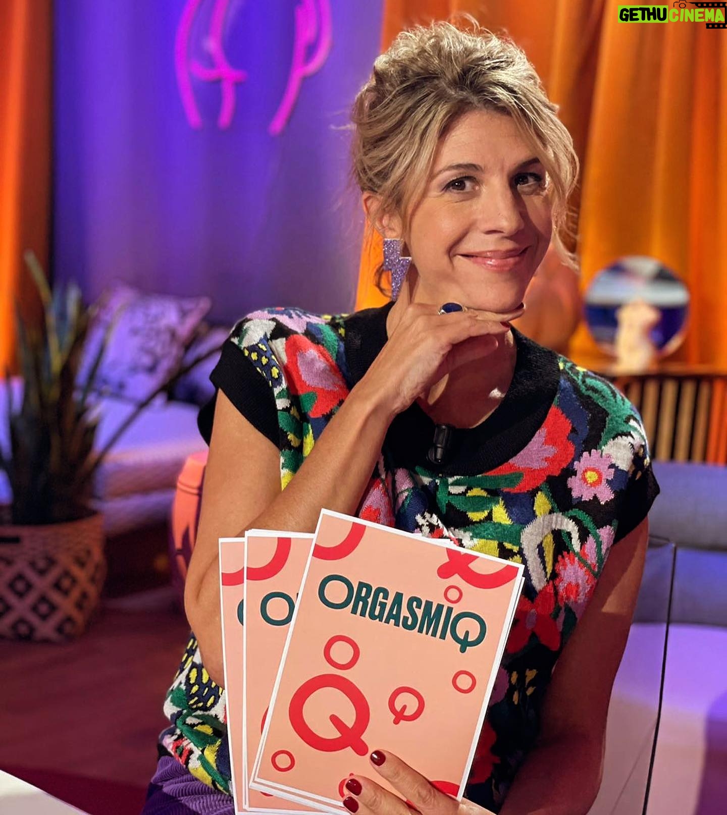 Juliette Tresanini Instagram - Je crois que la joie est visible ! Cette aventure prend de l’ampleur mes ami.e.s et c’est la foliiiiiiiie 😉 merci @lachaineteva de nous laisser cette liberté de ton si décomplexante ! Les interventions de @orgasme_et_moi et de @charline.sagefemme , les chroniques de @mariebouvet.actrice.et.action et de @vanessakayo ainsi que la plume de @elsadelula y sont pour beaucoup … chanceuse je suis, d’être si bien entourée ! Bon dimanche à vous Stylisme : @thisismailan 💋 @julieau_makeup.n.paint 👩🦰 : @yorendelola @mediawan.officiel @alexandra_heyne #catherineshoffer Boucles : @demiselbijoux 🤩