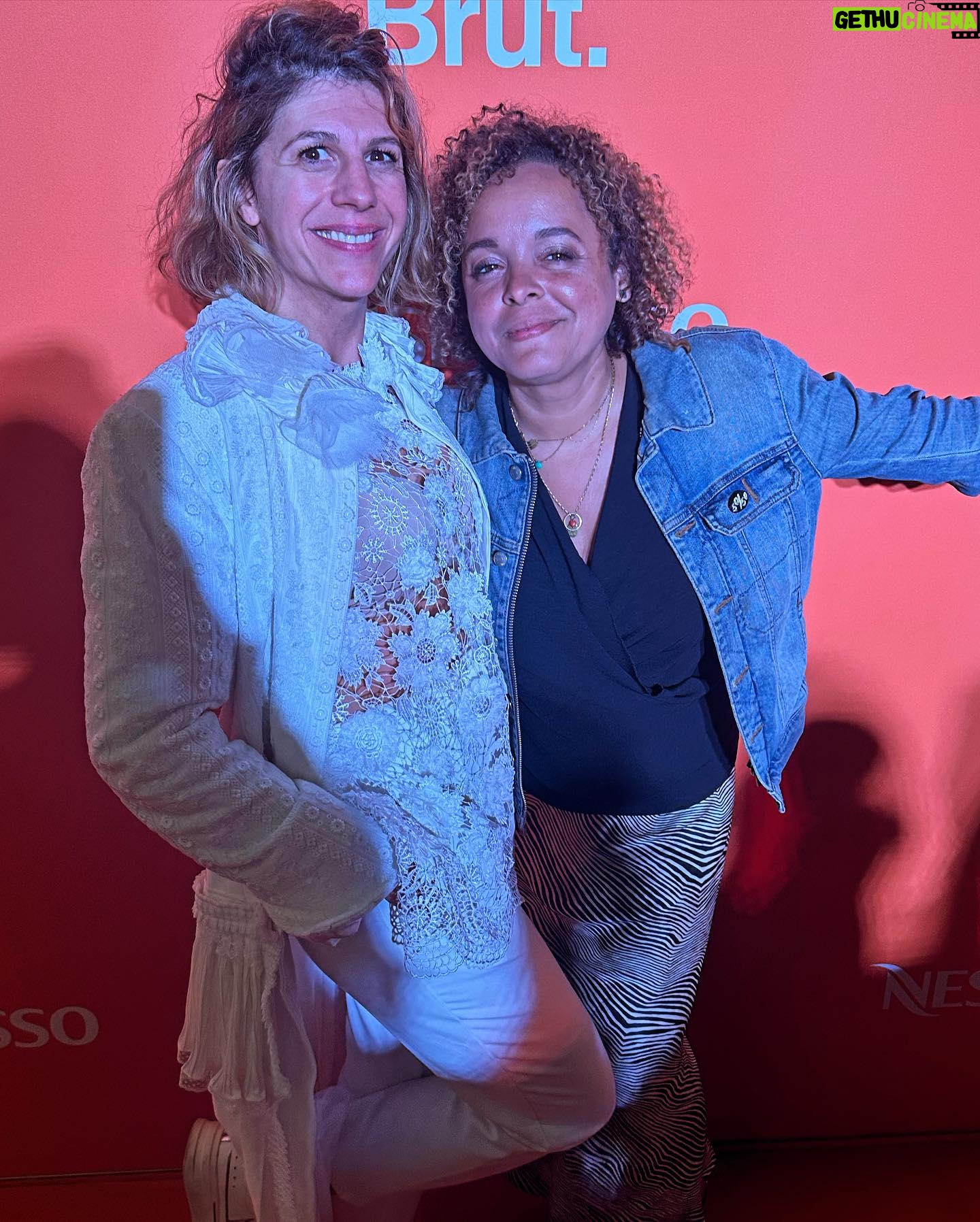 Juliette Tresanini Instagram - Premier jour à Cannes, ressenti une semaine ! Les pauses n’existent pas, mes meilleurs compagnons de route: une bonne paire de baskets et une bouteille d’eau (quelques Dolipranes parce que… voilà quoi ) . Je vous parlerai des films chanmés que j’ai vu et des rencontres folles aussi mais avant tout , je tenais à remercier @sylvie_illustre_vip_cannes pour cette invitation magique, ainsi que @maisonrochel que j’ai choisi pour ses tenues si originales et élégantes . Les pièces sont somptueuses , je vous recommande Dana, cette fée de la dentelle qui fait de moi une version instagramable et glamour 😉 Voilà pour le premier jour de ce festival de fou … à demain pour de nouvelles aventures … Merci @morganejackson.makeup.cannes @julien.g.hair pour la mise en beauté , @xbengarnierx que les gens prennent souvent pour Gael Garcia Bernal , merci @brutofficiel pour la meilleure soirée de la Croisette ainsi que @arianderson8685 tout ça n’aurait pas la même saveur (toi-même tu sais)