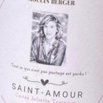 Juliette Tresanini Instagram - C’est le grand soir ! Hâte que vous le goûtiez 😘 #saintamourbellevue Merci à tous ceux qui ont contribué à sa sortie @vison2.0 @audnaturelle laplace_romain ou @vignobleslaplace @jak.creation Merci @lucie.saintclair pour la mise en beauté @rey9eoff pour l’étiquette et @paul_._lapierre pour la photo , vous avez assuré , et ce soir trinquons 😉 Bon week end à tous
