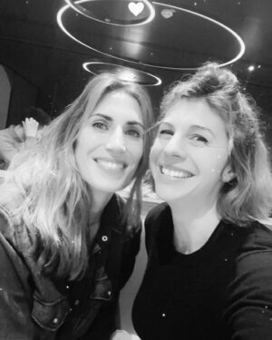 Juliette Tresanini Instagram - 3 heures d’attente à la gare en bonne compagnie ! Je tiens à m’excuser auprès des 2 messieurs de derrière qui ont eu beaucoup de mal à terminer leurs tableaux Excel ! Pardon mais qu’est ce que c’était bon … 
Merci à la machine à café du salon grand voyageur et merci la vie parce que c’est bien là que tout commence ! 
#retrouvailles #beaucoupdemotsparminutes #vivelagaredelyon