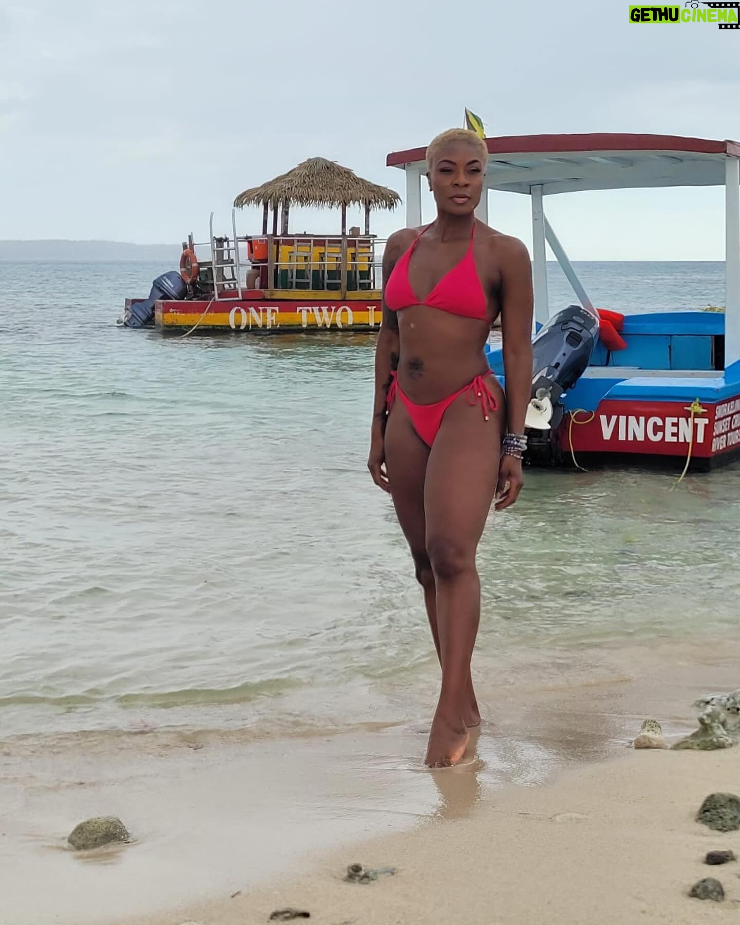 Jully Black Instagram - From the exclusive Booby Cay Island, to Margaritaville, to the party at Rick’s Cafe – today was pure magic! 🎶✨ #JullyBlack #BeThatGirl #IslandVibes #UnforgettableDay @visitjamaica @margaritavillejamaica @famous_vincent_tour