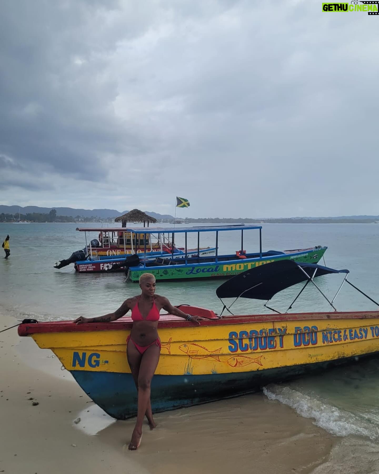 Jully Black Instagram - From the exclusive Booby Cay Island, to Margaritaville, to the party at Rick’s Cafe – today was pure magic! 🎶✨ #JullyBlack #BeThatGirl #IslandVibes #UnforgettableDay @visitjamaica @margaritavillejamaica @famous_vincent_tour