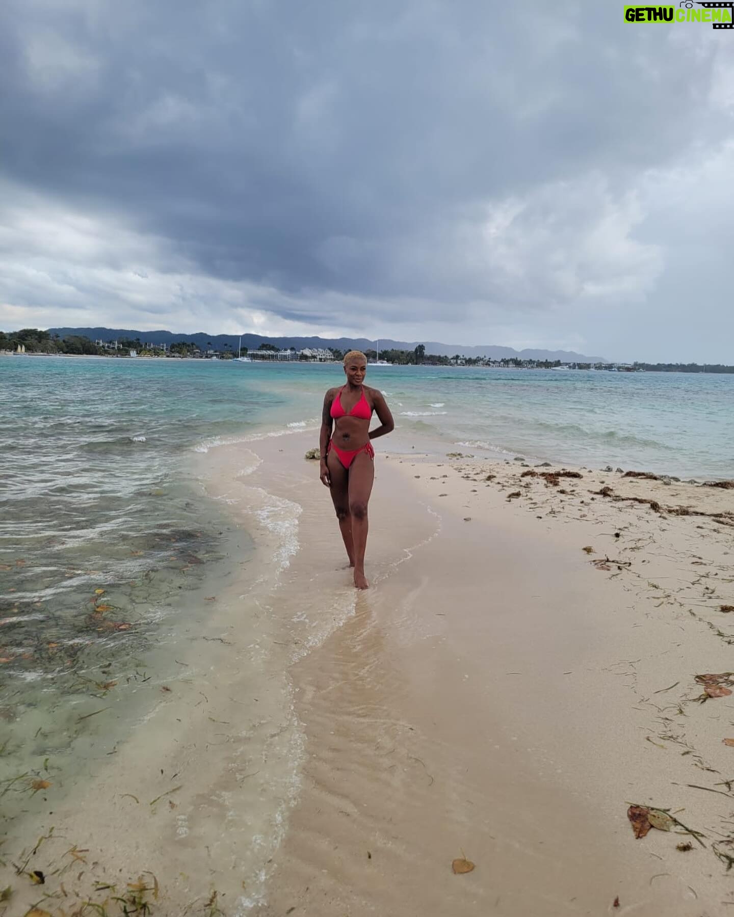 Jully Black Instagram - From the exclusive Booby Cay Island, to Margaritaville, to the party at Rick’s Cafe – today was pure magic! 🎶✨ #JullyBlack #BeThatGirl #IslandVibes #UnforgettableDay @visitjamaica @margaritavillejamaica @famous_vincent_tour