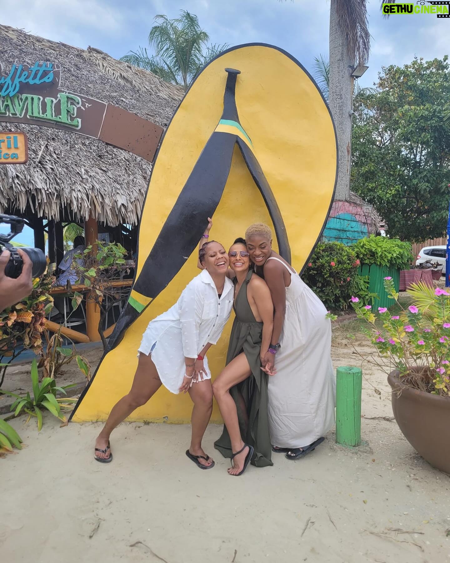 Jully Black Instagram - From the exclusive Booby Cay Island, to Margaritaville, to the party at Rick’s Cafe – today was pure magic! 🎶✨ #JullyBlack #BeThatGirl #IslandVibes #UnforgettableDay @visitjamaica @margaritavillejamaica @famous_vincent_tour