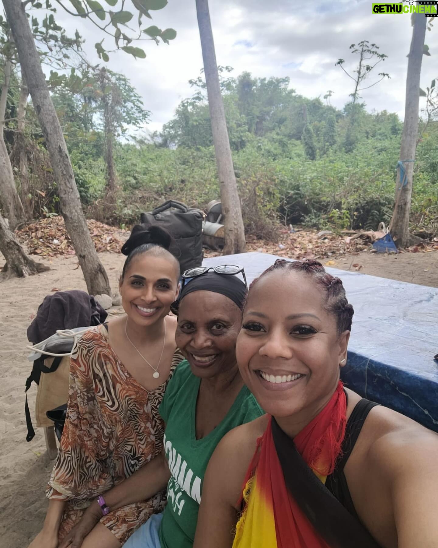 Jully Black Instagram - From the exclusive Booby Cay Island, to Margaritaville, to the party at Rick’s Cafe – today was pure magic! 🎶✨ #JullyBlack #BeThatGirl #IslandVibes #UnforgettableDay @visitjamaica @margaritavillejamaica @famous_vincent_tour