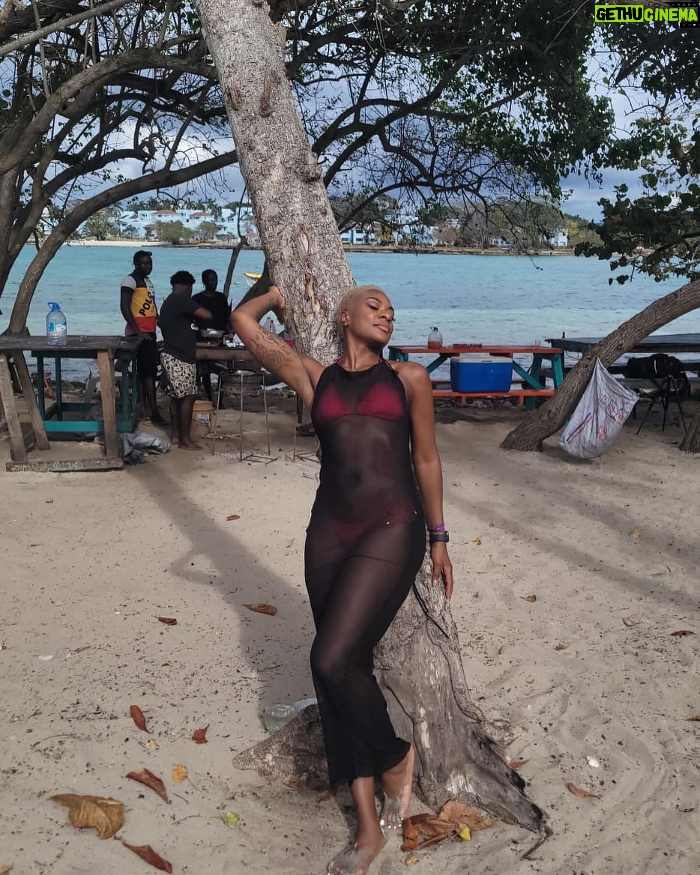 Jully Black Instagram - From the exclusive Booby Cay Island, to Margaritaville, to the party at Rick’s Cafe – today was pure magic! 🎶✨ #JullyBlack #BeThatGirl #IslandVibes #UnforgettableDay @visitjamaica @margaritavillejamaica @famous_vincent_tour