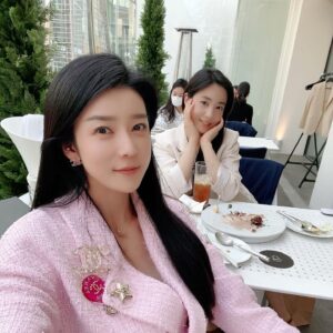 Jung Woo-yeon Instagram - 여유로운 주말 🥂 #CHEERS 😁