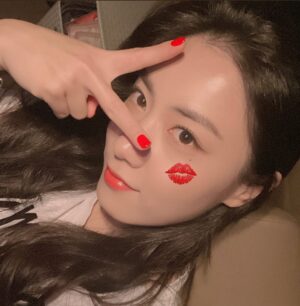 Jung Woo-yeon Instagram - 요즘 레드가 좋더라 #Red