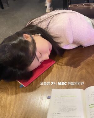 Jung Woo-yeon Instagram - 대본 잘 외우는 법 . #대본 #베고자기