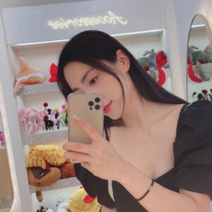 Jung Woo-yeon Instagram - #💛