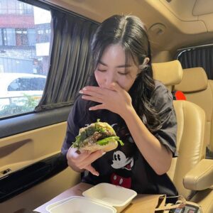 Jung Woo-yeon Instagram - 버거를 먹는 건지 , 손을 먹는 건지 , #아보카도왕버거 #👍🏻 #💕
