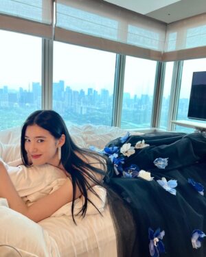 Jung Eun-chae Instagram - get ready for tonight!🦋💙@cledepeaubeaute
