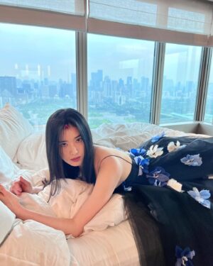 Jung Eun-chae Instagram - get ready for tonight!🦋💙@cledepeaubeaute