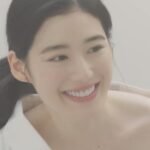 Jung Eun-chae Instagram - Ever wonder what @jungeunchae_ ’s secret to soft, supple, radiant skin is? It’s as simple as starting your skincare routine with three pumps of #TheSerum to help maintain beautiful, vibrant, healthy-looking skin 💧✨ ✨Join the #CPBCollective in Celebrating 10 Years of Radiance with The Serum! ✨ #끌레드뽀보떼 #더세럼 #퍼스트세럼