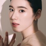 Jung Eun-chae Instagram - The glass of water you drink after waking up in the morning determines your physical condition for the day. The Serum, the first thing I apply after washing my face, is the same. It's very refreshing, and the moment it gets absorbed, I feel better, and I want to apply the next product as soon as possible. #CPBCollective 아침에 일어나서 마시는 한 잔의 물이 하루 컨디션을 좌우하잖아요. 세안하고 제일 처음 바르는 더 세럼도 마찬가지예요. 굉장히 산뜻해서 흡수되는 순간 기분까지 좋아지고, 빨리 다음 단계의 제품을 바르고 싶어져요.