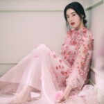 Jung Eun-chae Instagram - @cledepeaubeaute x @ellekorea ⠀⠀⠀⠀⠀⠀⠀⠀⠀⠀⠀⠀⠀⠀⠀⠀ 🌸🌹🌸🌹🌸🌹🌸🌹🌸🌹⠀⠀⠀⠀⠀⠀⠀⠀⠀⠀⠀⠀⠀⠀⠀⠀⠀ @mokjungwook @younji1984 @wonderbird80 @shonhyejin @leeyoung220 @bxoxozi @bo.yoon_