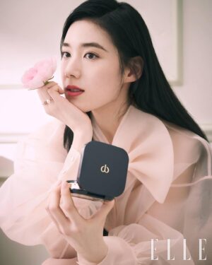 Jung Eun-chae Instagram - @cledepeaubeaute x @ellekorea ⠀⠀⠀⠀⠀⠀⠀⠀⠀⠀⠀⠀⠀⠀⠀⠀ 
🌸🌹🌸🌹🌸🌹🌸🌹🌸🌹⠀⠀⠀⠀⠀⠀⠀⠀⠀⠀⠀⠀⠀⠀⠀⠀⠀ 
@mokjungwook @younji1984 @wonderbird80 @shonhyejin @leeyoung220 @bxoxozi @bo.yoon_
