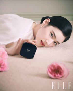 Jung Eun-chae Instagram - @cledepeaubeaute x @ellekorea ⠀⠀⠀⠀⠀⠀⠀⠀⠀⠀⠀⠀⠀⠀⠀⠀ 
🌸🌹🌸🌹🌸🌹🌸🌹🌸🌹⠀⠀⠀⠀⠀⠀⠀⠀⠀⠀⠀⠀⠀⠀⠀⠀⠀ 
@mokjungwook @younji1984 @wonderbird80 @shonhyejin @leeyoung220 @bxoxozi @bo.yoon_