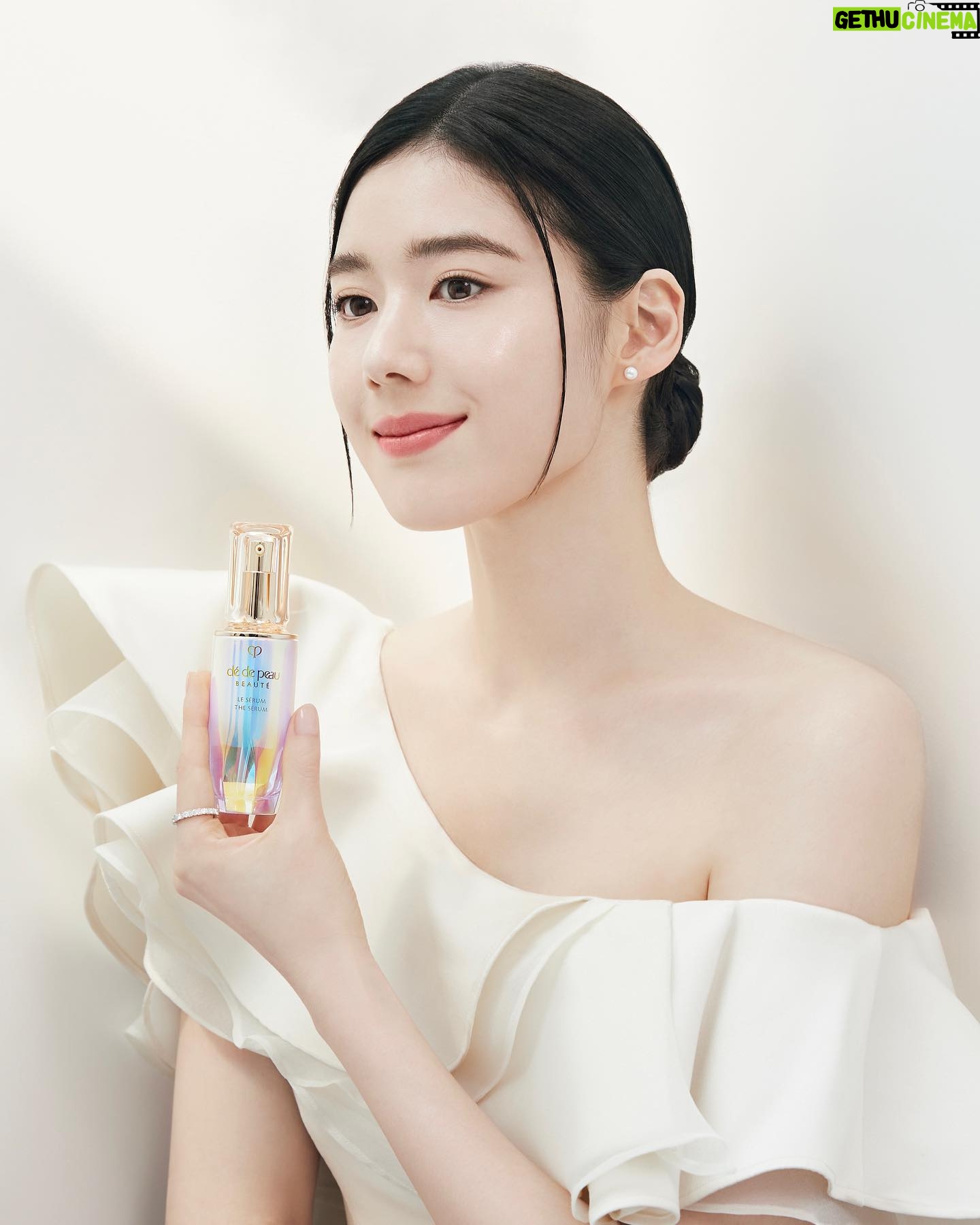 Jung Eun-chae Instagram - @jungeunchae_'s ultimate secret to youthful-looking skin is our #KeyRadianceCare range, backed by the science of #SkinIntelligence. We love how this three-step routine invigorates and breathes new life into her skin, leaving it feeling revitalized and prepped for the day ahead! #CPBCollective. #끌레드뽀보떼 #더세럼 #퍼스트세럼