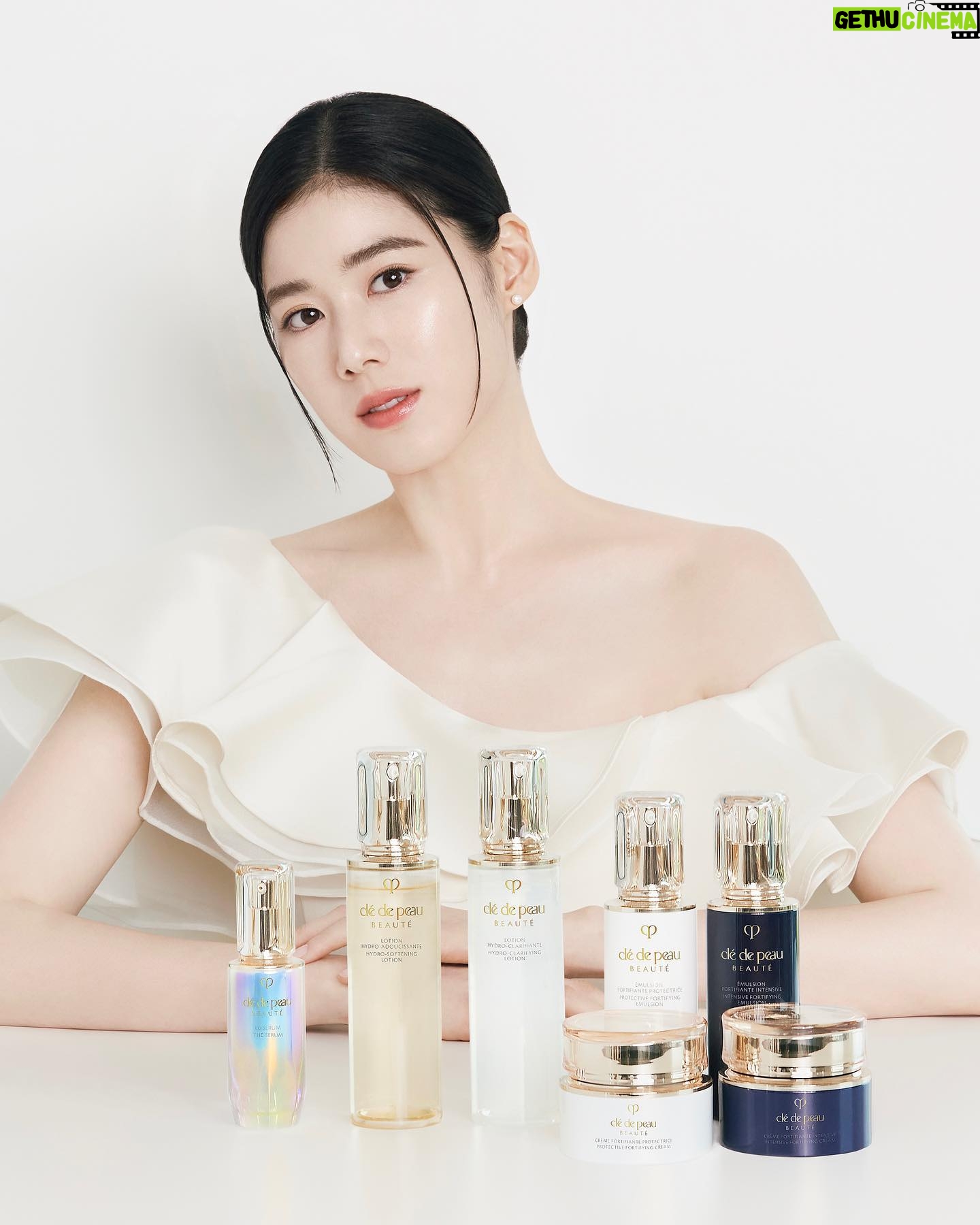 Jung Eun-chae Instagram - @jungeunchae_'s ultimate secret to youthful-looking skin is our #KeyRadianceCare range, backed by the science of #SkinIntelligence. We love how this three-step routine invigorates and breathes new life into her skin, leaving it feeling revitalized and prepped for the day ahead! #CPBCollective. #끌레드뽀보떼 #더세럼 #퍼스트세럼