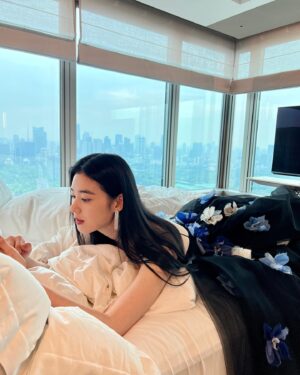 Jung Eun-chae Instagram - get ready for tonight!🦋💙@cledepeaubeaute