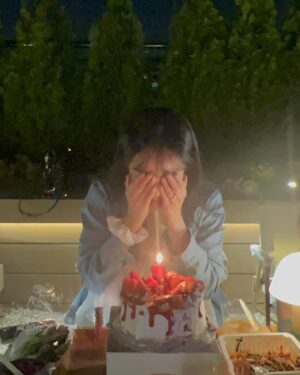 Jung Hye-sung Instagram - 내가 좋아하는 테라스에서 생파🩵🤍🩵
우리 유야는 오늘 쓰레기처리담당❣️
사랑하는 뽀야 유야 자매랑 즐거운시간 🩷
올해는 생파안하려고했눈데 조자매님들이 해줬따 🎁❣️
이히히 사랑해