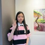 Jung Si-a Instagram - 서우: 나는 자연을 그리는 게 제일 좋아! 생명을 불어넣는 거 같거든~ 나: 그러면 서우는 그림그려. 엄마는 옆에서 책읽을게~ 소풍같겠다! 그림을 그리며 세상을 표현하는 방법을 배우는 중인 #서우공주_ 🌱 살아가는데 큰 힘이 될거라 믿어🙏 우리 앞으로도 이 느림의 시간을 소홀히 하지말자♥️ 축하해~🌷