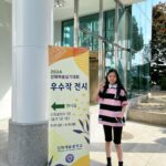 Jung Si-a Instagram - 서우: 나는 자연을 그리는 게 제일 좋아! 생명을 불어넣는 거 같거든~ 나: 그러면 서우는 그림그려. 엄마는 옆에서 책읽을게~ 소풍같겠다! 그림을 그리며 세상을 표현하는 방법을 배우는 중인 #서우공주_ 🌱 살아가는데 큰 힘이 될거라 믿어🙏 우리 앞으로도 이 느림의 시간을 소홀히 하지말자♥️ 축하해~🌷