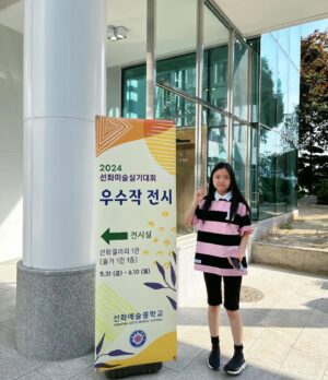 Jung Si-a Instagram - 서우: 나는 자연을 그리는 게 제일 좋아! 생명을 불어넣는 거 같거든~

나: 그러면 서우는 그림그려. 엄마는 옆에서 책읽을게~ 소풍같겠다!

그림을 그리며 세상을 표현하는 방법을 배우는 중인 #서우공주_ 🌱
살아가는데 큰 힘이 될거라 믿어🙏
우리 앞으로도 이 느림의  시간을 소홀히 하지말자♥️
축하해~🌷