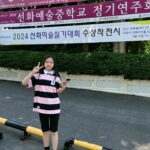 Jung Si-a Instagram - 서우: 나는 자연을 그리는 게 제일 좋아! 생명을 불어넣는 거 같거든~ 나: 그러면 서우는 그림그려. 엄마는 옆에서 책읽을게~ 소풍같겠다! 그림을 그리며 세상을 표현하는 방법을 배우는 중인 #서우공주_ 🌱 살아가는데 큰 힘이 될거라 믿어🙏 우리 앞으로도 이 느림의 시간을 소홀히 하지말자♥️ 축하해~🌷