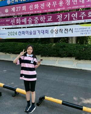 Jung Si-a Instagram - 서우: 나는 자연을 그리는 게 제일 좋아! 생명을 불어넣는 거 같거든~

나: 그러면 서우는 그림그려. 엄마는 옆에서 책읽을게~ 소풍같겠다!

그림을 그리며 세상을 표현하는 방법을 배우는 중인 #서우공주_ 🌱
살아가는데 큰 힘이 될거라 믿어🙏
우리 앞으로도 이 느림의  시간을 소홀히 하지말자♥️
축하해~🌷